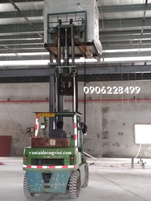 Thuê xe nâng tủ lạnh, máy giặt, máy công nghiệp, mặt bàn gỗ, bàn đá, bồn tắm, nâng lên cao